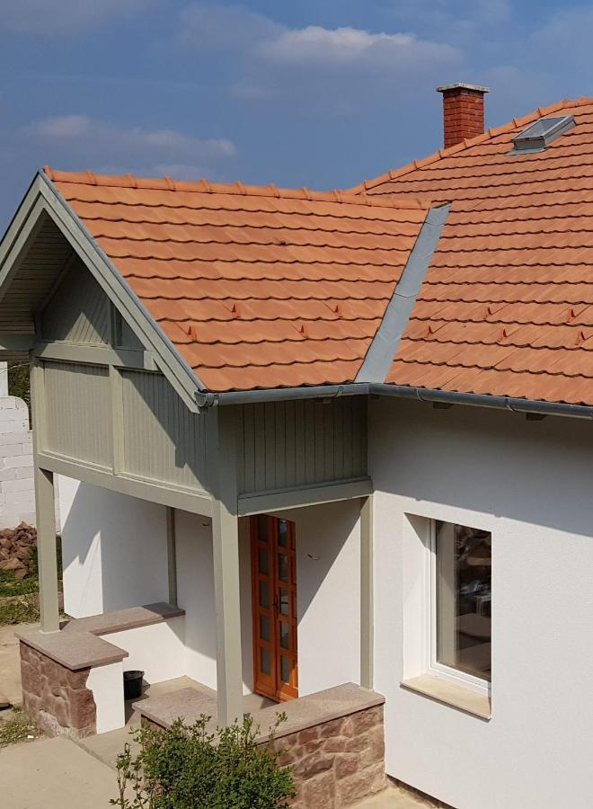 Belvarosi Haz Gyoenyoeru Panoramaval Balatonalmadi Exterior photo