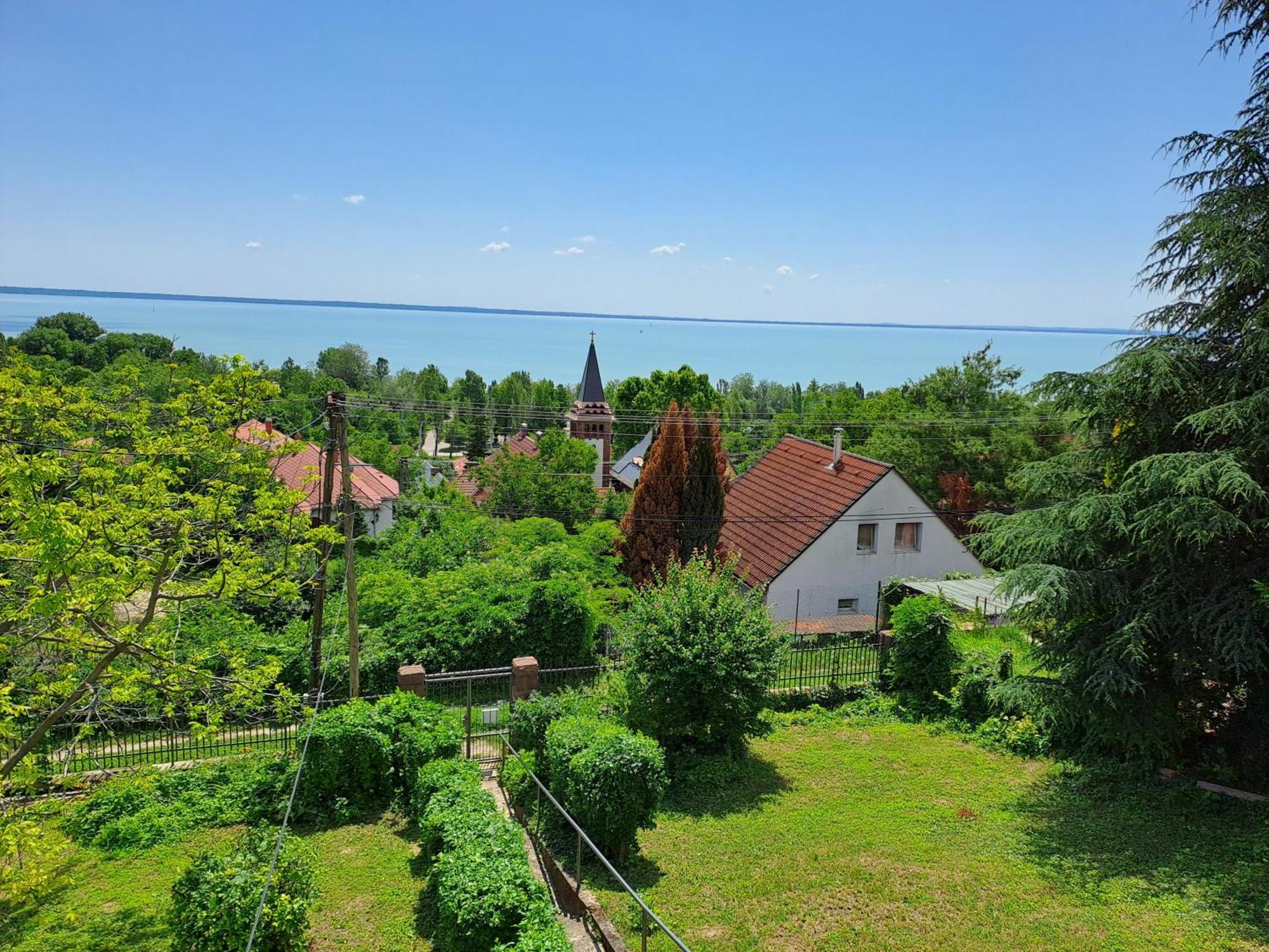 Belvarosi Haz Gyoenyoeru Panoramaval Balatonalmadi Exterior photo